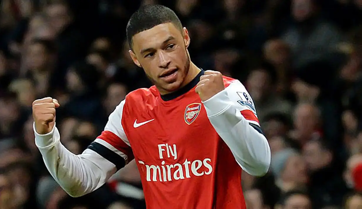 Gelandang Arsenal Alex Oxlade-Chamberlain berselebrasi setelah mencetak gol keduanya saat laga pertandingan sepak bola Liga Inggris antara Arsenal melawan Crystal Palace di Stadion Emirates, London, pada (02/02/14) waktu Setempat. (Foto: AFP/Ben Stansall)