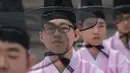Pelajar mengenakan kostum tradisional Korsel mengikuti upacara Coming of Age Day di Namsan Hanok Village, Seoul, Senin (15/5). Upacara Hari Kedewasaan adalah hari libur resmi untuk menghormati siapa saja yang baru menginjak usia 20 tahun. (Ed JONES/AFP)
