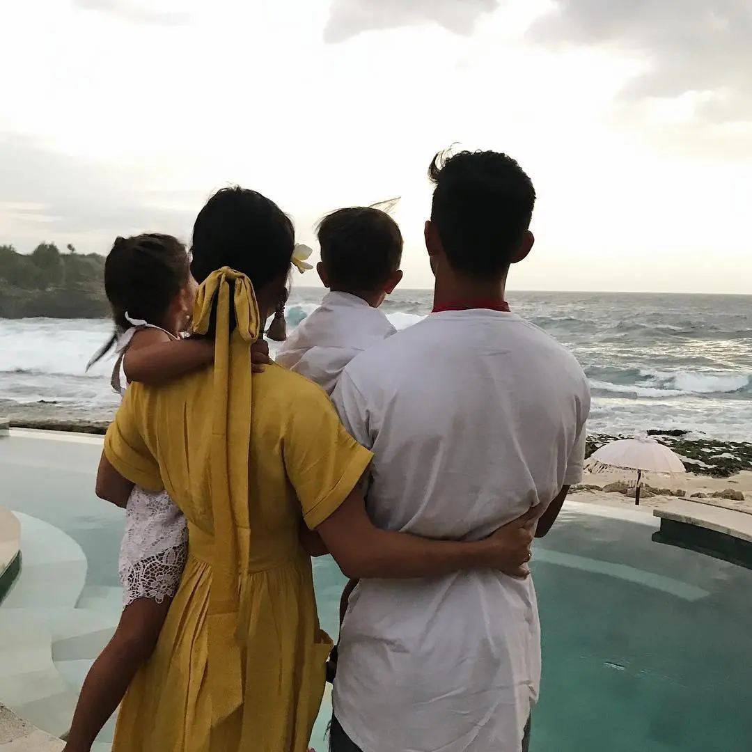 Jennifer Bachdim bersama suami, Irfan Bachdim dan anak-anaknya. (Instagram - @jenniferbachdim)