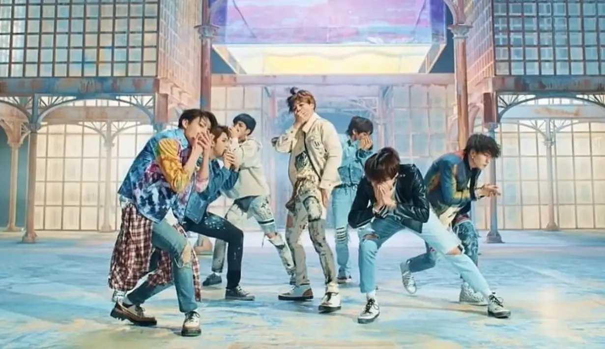 "Shawn Mendes? Benarkah? Iya aku mengenalnya. Shawn Mendes adalah teman kami," tutur J-Hope yang terlihat begitu bersemangat. (Foto: Soompi.com)