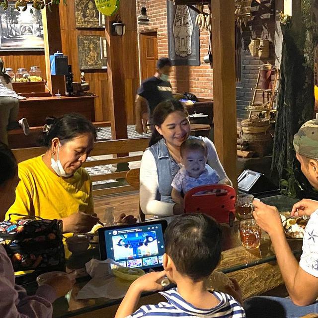 Momen Vicky Shu Liburan di Candi Prambanan dan Borobudur