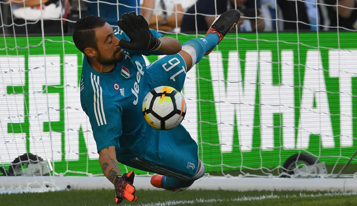 Kiper asal Italia, Carlo Pinsoglio menjadi pemain tertua dalam skuad Juventus pada musim 2023/2024. Eks akademi Juventus yang akhirnya menjdi mulik Vicenza dan didatangkan kembali sejak awal musim 2014/2015 ini sama-sama berusia 33 tahun seperti Wojciech Szczesny, namun ia lebih tua hampir sebulan dibandingkan Szczesny. Berposisi sebagai pelapis Wojciech Szczesny, hingga kini ia baru bermain dalam 5 laga di semua ajang kompetisi. (FAP/Timothy A. Clary)