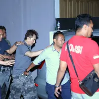 Sekitar lima jam penggeledahan rumah Gatot Brajamusti di Jalan Niaga X nomor 6, Pondok Pinang, Kebayoran Lama, Jakarta Selatan hingga malam. Gatot yang mengaku sakit minta izin untuk tinggal sementara. (Nurwahyunan/Bintang.com)