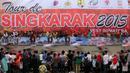 Para pebalap saat beraksi dalam circuit race di kota Padang sebanyak 5 lap dalam Etape 9 Tour de Singkarak 2015, Minggu (11/10/2015). (Bola.com/Arief Bagus)