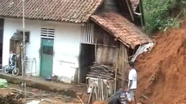 Tiga Rumah di Ciamis Rusak Tertimbun Longsor