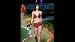 Mengenakan bikini rancangan terbaru Tommy Hilfiger, Kendall Jenner tampak sangat percaya diri, New York City, Senin (8/9/14). (Randy Brooke/Getty Images for Tommy Hilfiger/AFP)
