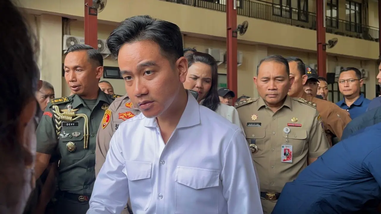 Wakil Presiden Gibran Rakabuming Raka meninjau posko pengungsian yang terletak di Polres Metro Jakarta Pusat, setelah kebakaran hebat yang terjadi di Jalan Kemayoran Gempol, Kebon Kosong, Kemayoran.