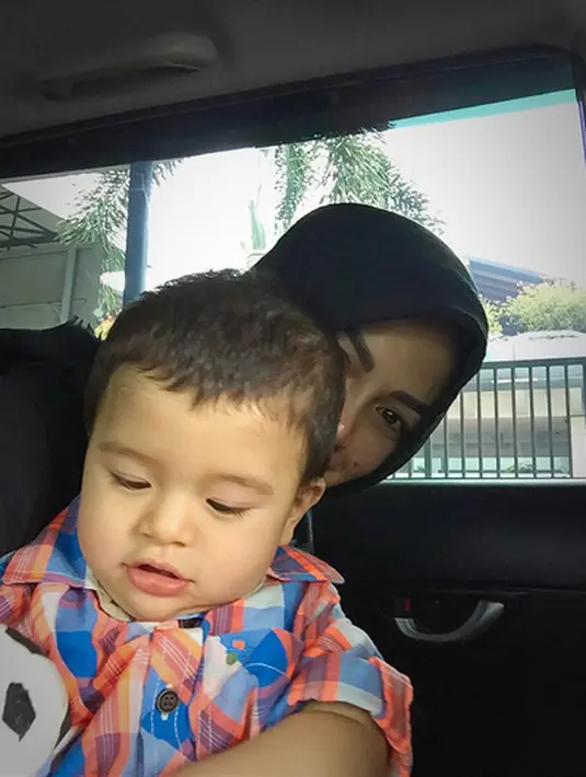 Nikita Mirzani cantik mengenakan hijab saat melakukan ibadah Umrah beberapa waktu lalu, bayi Al pun menemaninya saat berada di Bandara Soekarno Hatta. (via instagram/@nikitamirzanimawardi)