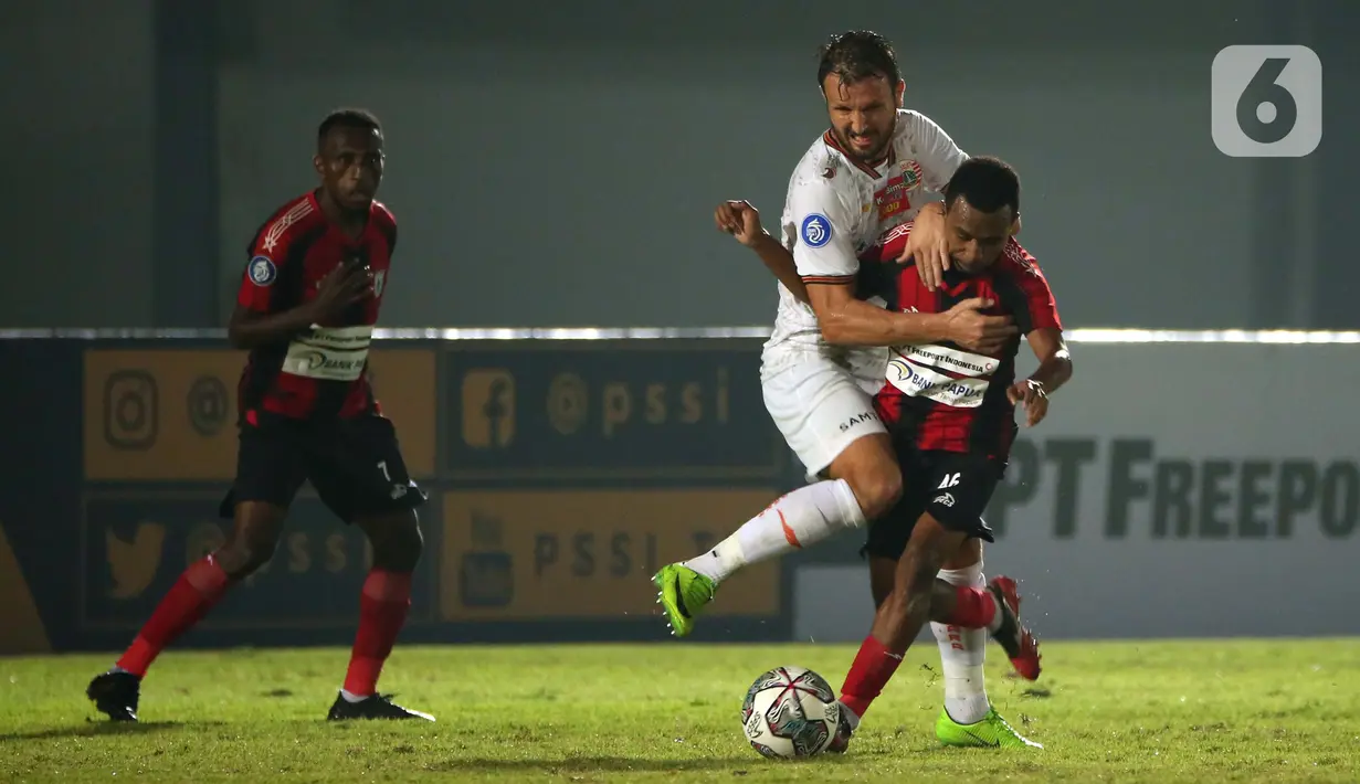 Pemain Persipura Jayapura, Todd Rivaldo Albert Ferre (kanan) berebut bola dengan pemain Persija Jakarta, Marco Motta dalam pertandingan BRI Liga 1 2021/2022 di Stadion Indomilk Arena, Kabupaten Tangerang, Minggu (19/9/2021). Persija Jakarta harus puas bermain tanpa gol. (Bola.com/Ikhwan Yanuar)