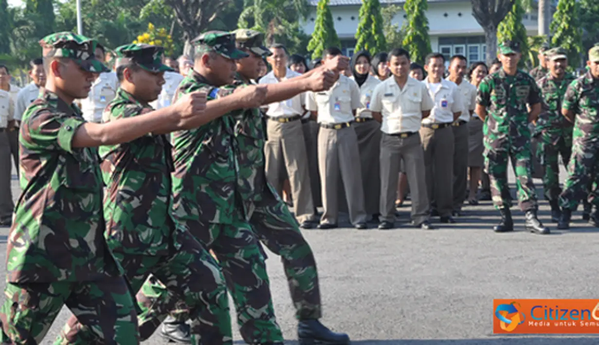 Citizen6, Surabaya: Dalam rangka mempertahankan kedisiplinan, ratusan anggota organik Kobangdikal menggelar latihan rutin Peraturan Baris Berbaris (PBB) di lapangan R.E. Martadinata, Kesatrian Bumimoro, Surabaya, Kamis, (24/5). (Pengirim: Penkobangdikal)
