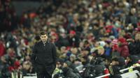 Steven Gerrard mendapatkan sambutan hangat dari para fans Liverpool menyambut kedatangan kembali Captain Fantastic di Anfield meskipun kini dengan status sebagai pelatih Aston Villa, lawan yang harus dikalahkan. (AP/Jon Super)
