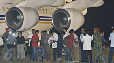 10 WNI yang dibebaskan oleh kelompok Abu Sayyaf di Filipina tiba di Bandara Halim Perdanakusuma, Jakarta, Minggu (1/5) malam. Mereka akan diperiksa terlebih dahulu kesehatannya sebelum dipulangkan ke rumah masing-masing. (Liputan6.com/Immanuel Antonius)