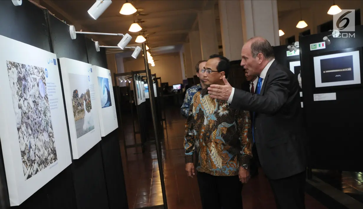 Menteri Perhubungan, Budi Karya Sumadi (kiri) melihat pameran foto Our Ocean pada perayaan Europe Day 2018 di Jakarta, Rabu (9/5). Selain Menhub, Menteri Luar Negeri Retno Marsudi turut hadir dalam acara tersebut. (Liputan6.com/Helmi Fithriansyah)