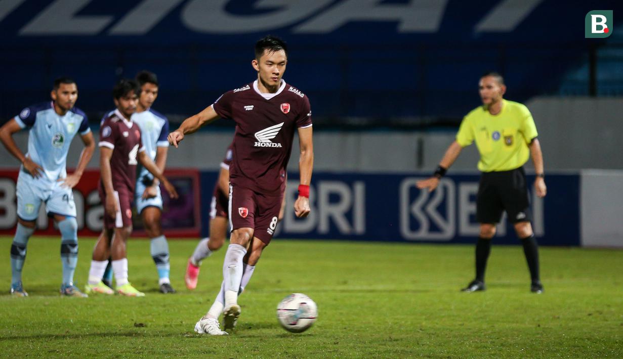 Pemain PSM Makassar, Sutanto Tan mencetak gol penyeimbang 1-1 ke gawang Persela Lamongan via tendangan penalti dalam laga pekan ke-15 BRI Liga 1 2021/2022 di Stadion Moch. Soebroto, Magelang, Kamis (02/12/2021). (Bola.com/Bagaskara Lazuardi)