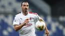 Pemain AC Milan Zlatan Ibrahimovic berlari sambil membawa bola saat menghadapi Sassuolo pada pertandingan Serie A Italia di Stadion Mapei, Reggio Emilia, Italia, Selasa (21/7/2020). AC Milan menang 2-1 sekaligus menggeser posisi AS Roma dari posisi lima klasemen. (Spada/LaPresse via AP)