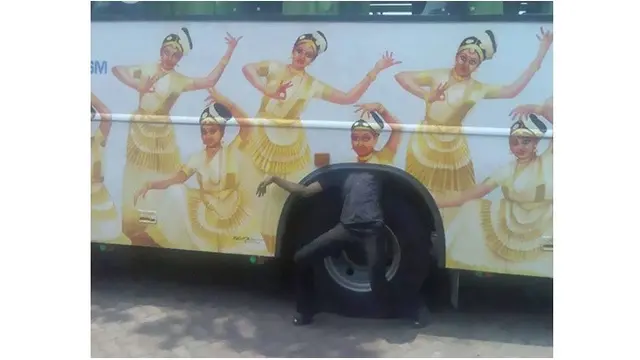 8 Potret Kocak Orang India Ketika di Tempat Umum, Bikin Geleng Kepala