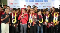 Waketum PSSI, Zainudin Amali memberikan kata sambutan saat menerima kedatangan skuad Timnas Indonesia U-22 di Terminal 3 Kedatangan Bandara Soekarno Hatta, Cengkareng, Kamis (18/5/2023) malam WIB setelah berhasil meraih medali emas cabor sepak bola SEA Games 2023. (Bola.com/Bagaskara Lazuardi)
