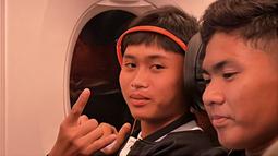 Kapten Korea-Korea Selecao, Indra Purnama, memilih mendengarkan musik dalam perjalanannya menuju Portugal. (Bola.com/Bagaskara Lazuardi)