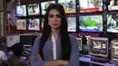 Pembawa berita transgender pertama di Pakistan, Marvia Malik berpose di ruang kontrol saluran televisi Kohenoor di Lahore, Selasa (27/3). Meski telah meraih pekerjaan itu, ia menyebut keluarganya masih belum dapat menerima identitasnya (AP/K.M. Chaudary)