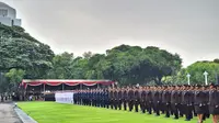 Presiden Joko Widodo atau Jokowi memberikan penghargaan Adhi Makayasa kepada empat perwira TNI dan Polri tahun 2023, Rabu (26/7/2023). (Liputan6.com/ Lizsa Egeham)