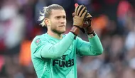 Kiper Newcastle, Loris Karius memberikan penghormatan kepada suporter pada laga final Carabao Cup 2022/2023 melawan Manchester United di Stadion Wembley, London, Senin (27/02/2023) dini hari WIB.&nbsp;(AFP/Glyn Kirk)