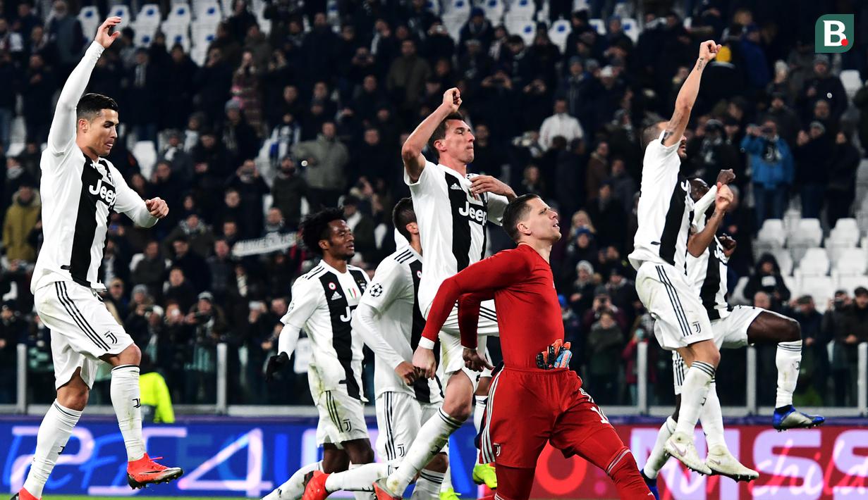 Para pemain Juventus menyapa suporter usai mengalahkan Valencia pada laga Liga Champions di Stadion Allianz, Turin, Selasa (27/11). Juventus menang 1-0 atas Valencia. (AFP/Miguel Medina)