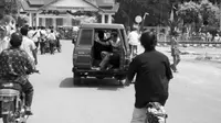 Foto yang diyakini menangkap detik-detik Mukhlis dan Zulfikar diangkut ke dalam mobil sebelum dihilangkan (Data KontraS Aceh/Liputan6.com)