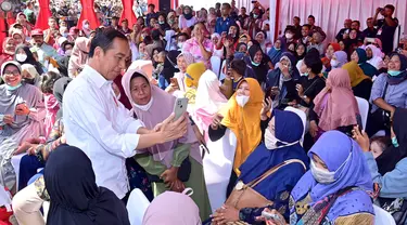 Presiden Joko Widodo atau Jokowi foto bersama warga saat menyerahkan Bantuan Langsung Tunai (BLT) El Nino kepada sejumlah penerima manfaat di Kantor Pos Genteng, Kabupaten Banyuwangi, Provinsi Jawa Timur, Rabu (27/12/2023). (Biro Setpres Kepresidenan)