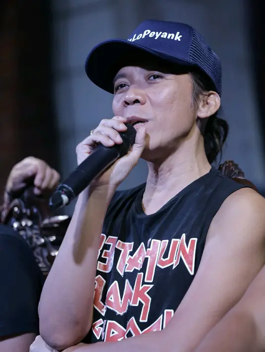 Abdee yang baru saja melakukan operasi ginjal pada bulan November 2016 lalu sama sekali tidak ikut andil di album ‘Palalopeyank’ ini. Lantaran hal itu, Slank mendedikasikan album ini untuk Abdee. (Galih W. Satria/Bintang.com)