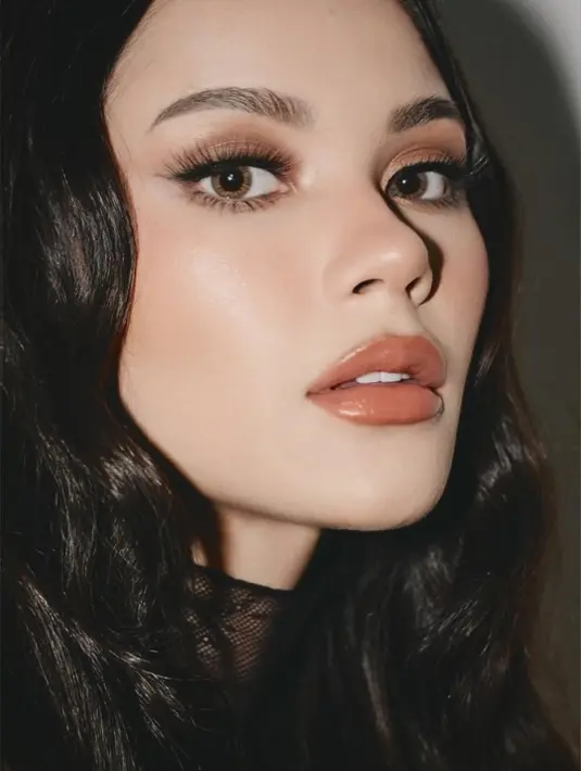 Lewat jepretan kamera @almaarijvaniav, setiap detail tampilannya terasa semakin hidup. Sorotan mata, jatuhnya rambut, hingga tekstur gaun terabadikan dengan sempurna, membuat aura gothic mermaid Alyssa begitu sulit dilewatkan. [@almaarijvaniav].