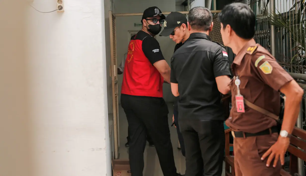Tidak hanya Ammar Zoni yang tersangkut dalam kasus tersebut, tapi juga terdakwa lain diantaranya sopir Ammar Zoni dan juga kerabatnya. Majelis hakim menyatakan ketiganya bersalah. [Foto: KapanLagi.com/Muhammad Akrom Sukarya]