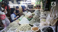 Aktivitas perdagangan di Pasar Senin, Jakarta, Rabu (22/6/2022). Menteri Perdagangan Zulkifli Hasan mengklaim inflasi Indonesia menjadi yang paling rendah dibandingkan negara lain. (Liputan6.com/Angga Yuniar)