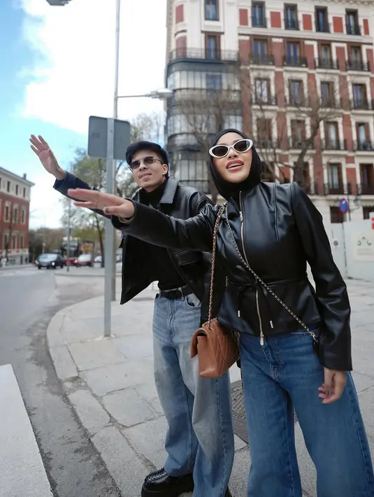 Dipadukan dengan celana jeans model wide-leg berwarna biru klasik, Aurel berhasil menyatukan elemen kasual dan edgy dalam satu tampilan yang effortlessly chic. [@aurelie.hermansyah].