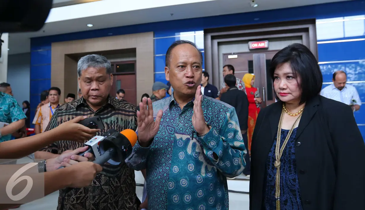 Menristek-Dikti Muhammad Nasir (tengah) bersama Ketua yayasan Akademi Televisi Indonesia (ATVI) Maria Suryani (kanan) memberikan keterangan kepada wartawan usai kuliah perdana di studio Indosiar, Jakarta, (31/8). (Liputan6.com/Angga Yuniar)