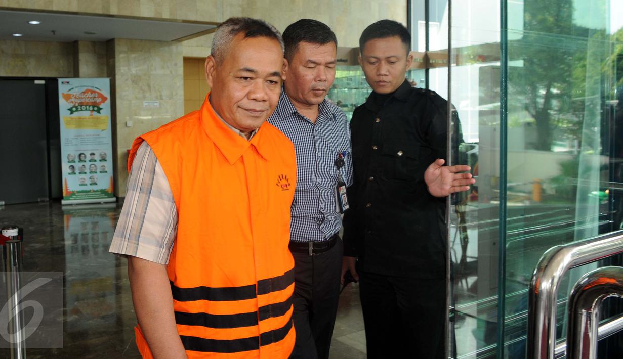 Penyidik KPK memperpanjang masa tahanan Sularman menjadi 40 hari dari 20 Januari sampai 28 Februari terkait Tindak Pidana Korupsi terkait promosi dan mutasi jabatan di lingkungan kabupaten Klaten, Jakarta, Rabu (18/1) . (Liputan6.com/Helmi Afandi)