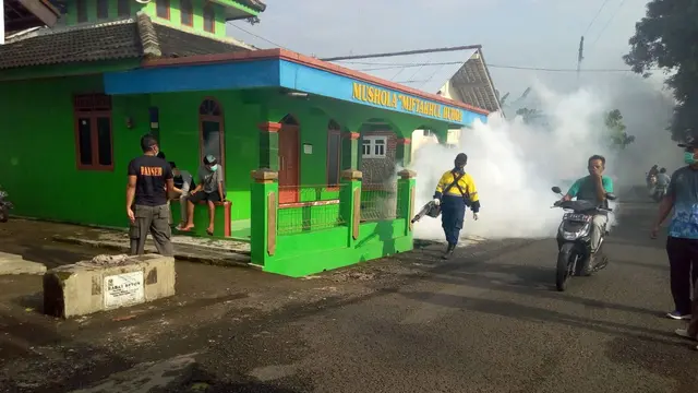 Petugas Puskesmas Kutasari mengasapi rumah warga Desa Kutasari, Purbalingga, Jumat (28/2). Pengasapan dilakukan setelah satu dari 12 warga yang terserang demam berdarah meninggal. (Foto: Liputan6.co,/Rudal Afgani Dirgantara)