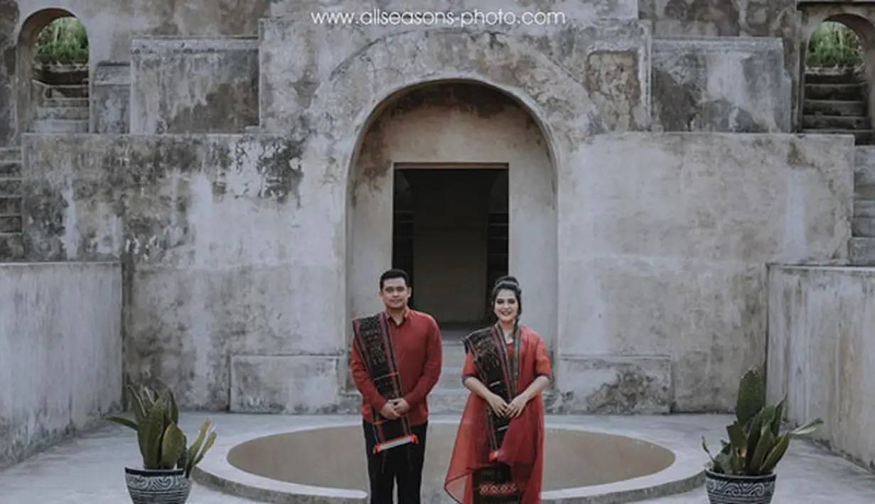 Foto terbaru, Kahiyang dan Bobby tampak mengenakan busana ciri khas tanah Toraja. Pasangan yang cantik dan tampan terlihat begitu siap untuk melanjutkan hubungannya ke jenjang pernikahan. (Instagram/ayanggkahiyang)