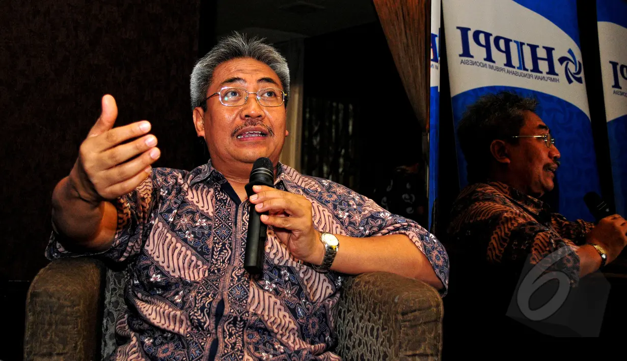 Pengamat Ekonomi Pertandian IPB, Bustanul Arifin memberikan keterangan terkait maraknya kasus beredarnya beras plastik, Jakarta, Jumat (21/5/2015). HIPPI mendesak pemerintah segera menuntaskan kasus beras sintetis tersebut. (Liputan6.com/Yoppy Renato)