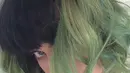 "SLIME GREEN FOR SPRING" tulis Katy Perry dalam menggambarkan tema rambutnya dalam akun instagram miliknya @katyperry. (Via instagram/@katyperry)