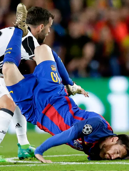 Ketika mendarat, kepala Messi menghantam tanah terlebih dulu dalam perempat final leg kedua Liga Champions 2017 di Camp Nou, Spanyol, Rabu (19/4). Suasana sempat mencekam karena Messi tak kunjung bangkit. (AP Photo/ Manu Fernandez)