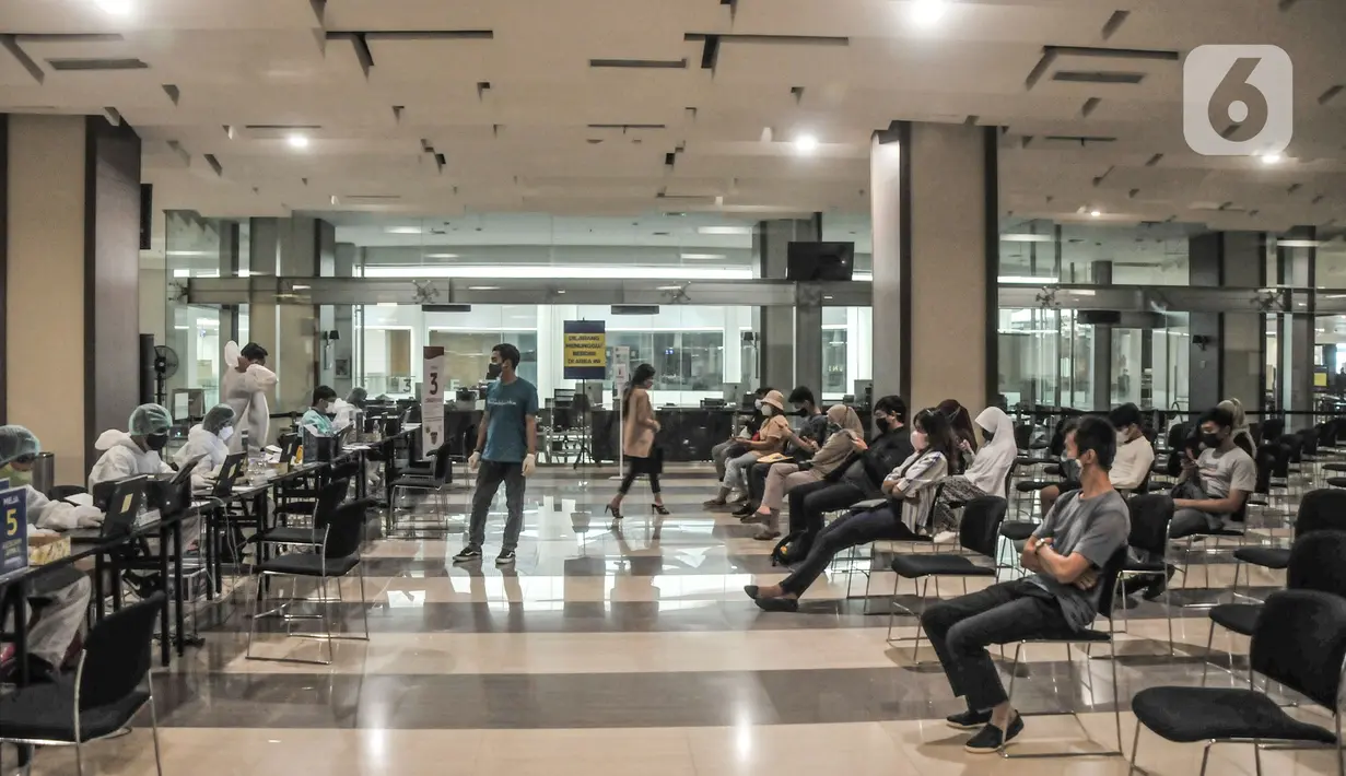 Warga saat mengikuti vaksinasi Covid-19 dosis kedua di Mal Kota Kasablanka, Jakarta, Senin (2/8/2021). Wakil Gubernur Ahmad Riza Patria mengungkapkan Pemprov DKI akan mempercepat pemberian vaksin dosis kedua sebagai upaya mempercepat kekebalan komunal (herd immunity). (merdeka.com/Iqbal S Nugroho)
