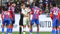 Manchester United harus bermain dengan 10 pemain di sepuluh menit terakhir akibat Will Fish diusir wasit akibat menerima kartu merah usai pelanggaran keras terhadap Victor Akinwale. (AFP/Martin Keep)