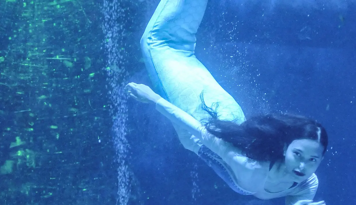 <p>Putri duyung saat menyapa pengunjung Jakarta Aquarium dan Safari (JAQS), Neo Soho Mall, Jakarta, Rabu (21/4/2021). JAQS menghadirkan pertunjukkan putri duyung dalam rangka memperingati Hari Kartini. (merdeka.com/Iqbal S Nugroho)</p>