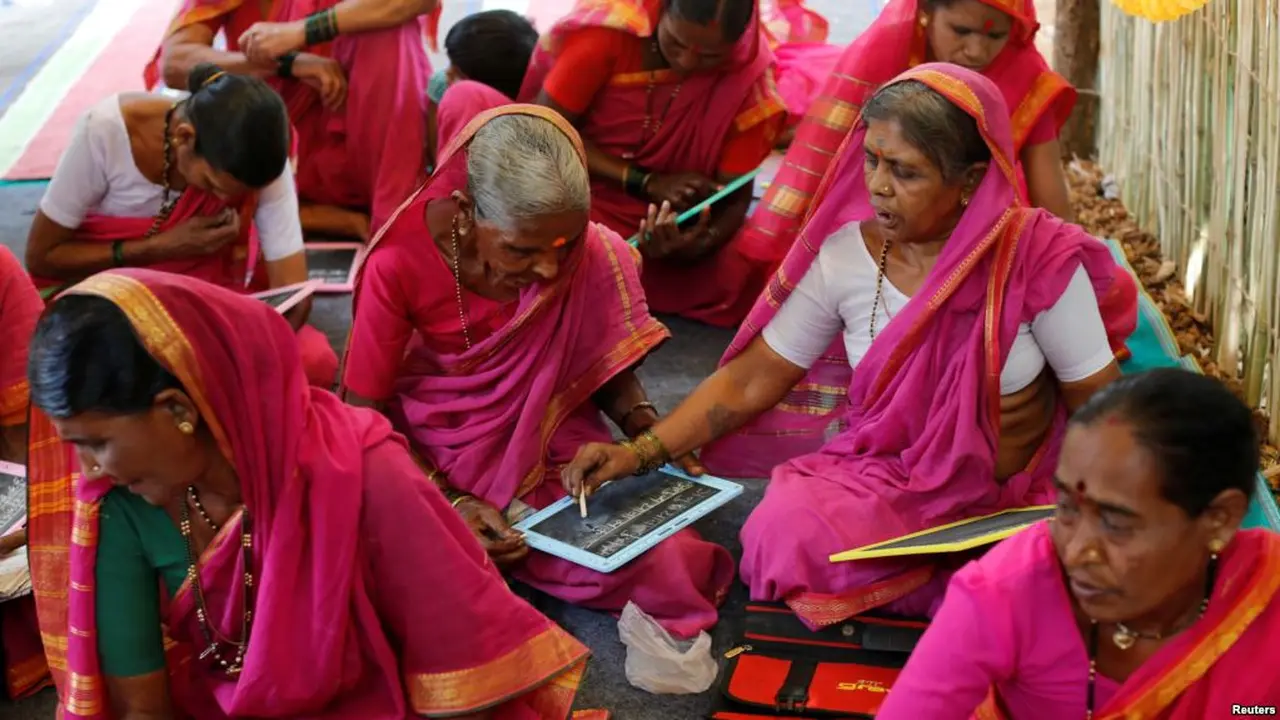 Wanita sepuh India bersekolah. (Reuters)