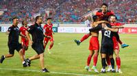 Para pemain Timnas Indonesia melakukan selebrasi usai mengalahkan Malaysia pada laga perebutan medali perunggu SEA Games 2021 yang digelar di Stadion My Dinh, Hanoi, Minggu (22/5/2022). (AFP/ Ye Aung Thu)