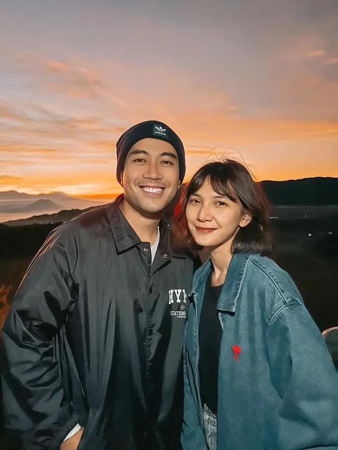 6 Potret Liburan Vidi Aldiano dan Sheila Dara di Gunung Bromo, Curi Perhatian
