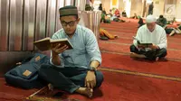 Jamaah membaca kitab suci Al Quran seusai salat Jumat di Masjid Istiqlal, Jakarta, Jumat (2/6). Waktu luang diisi warga dengan membaca Al-quran atau beristirahat di masjid sambil menunggu waktu berbuka puasa. (Liputan6.com/Gempur M Surya)