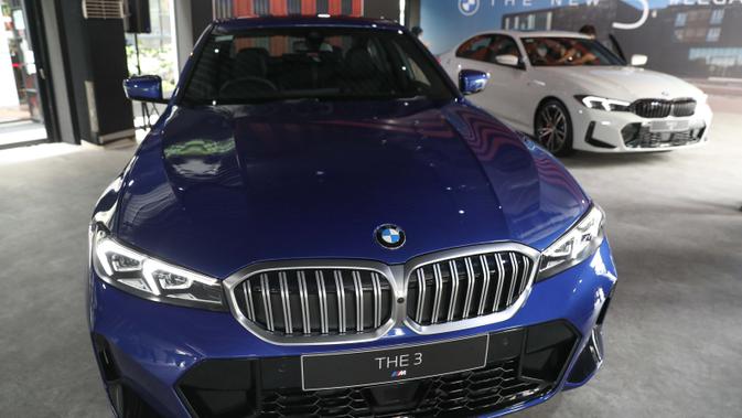 Deretan mobil BMW Seri 3 Terbaru, BMW 320i M Sport dan BMW 330i M Sport Pro pada peluncuran di Plaza Senayan, Jakarta (02/12/2022). (Liputan6.com)