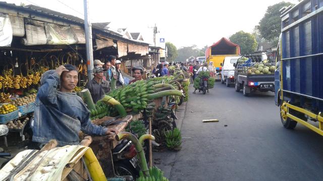 Pedagang 2 Pasar Tumpah Lumajang Enggan Pindah Selama Musim Mudik