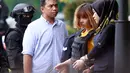 Aparat polisi mengawal ketat Doan Thi Huong, WN Vietnam tersangka pembunuhan Kim Jong-nam di Pengadilan Sepang, Malaysia, Rabu (1/3). Doan didakwa memberikan racun VX ke kakak tiri pemimpin Korut Kim Jong-nam di bandara Kuala Lumpur (AP Photo/Daniel Chan)